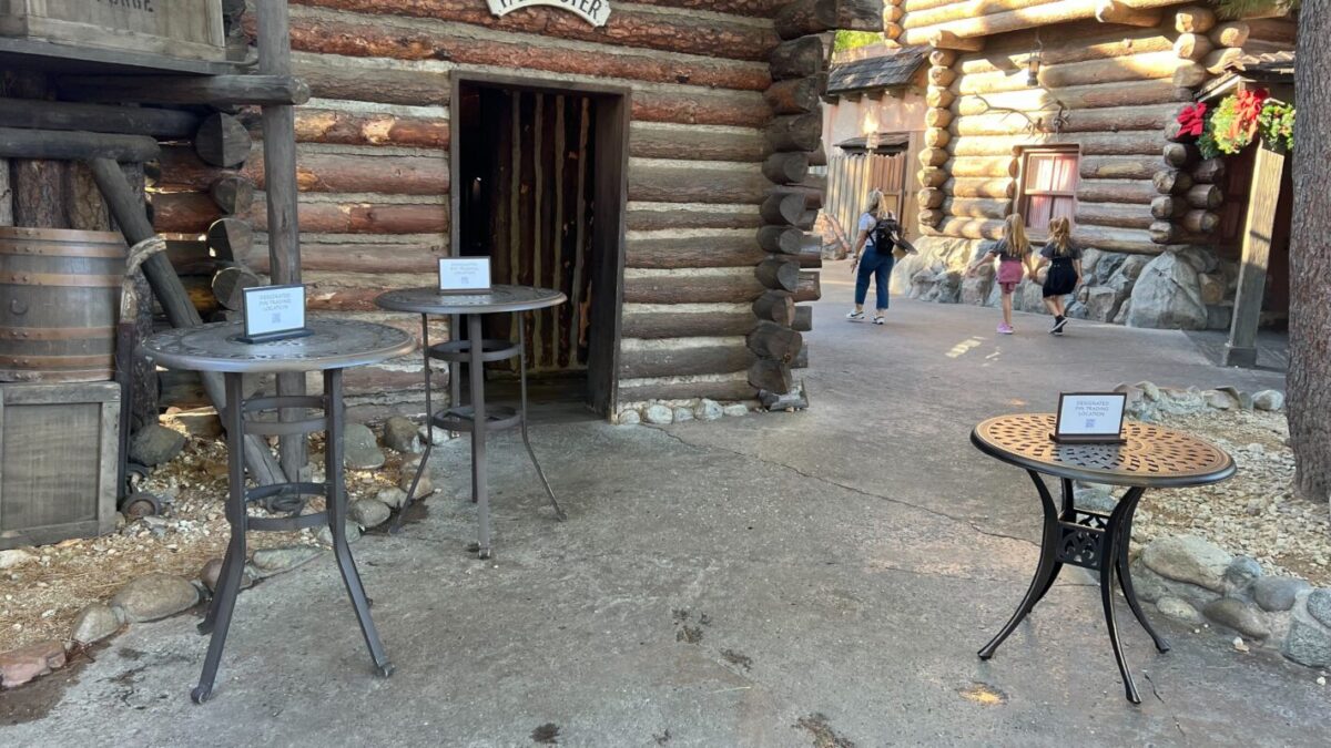 Letreros para mesa de intercambio de pines Frontierland Disneyland Park 4