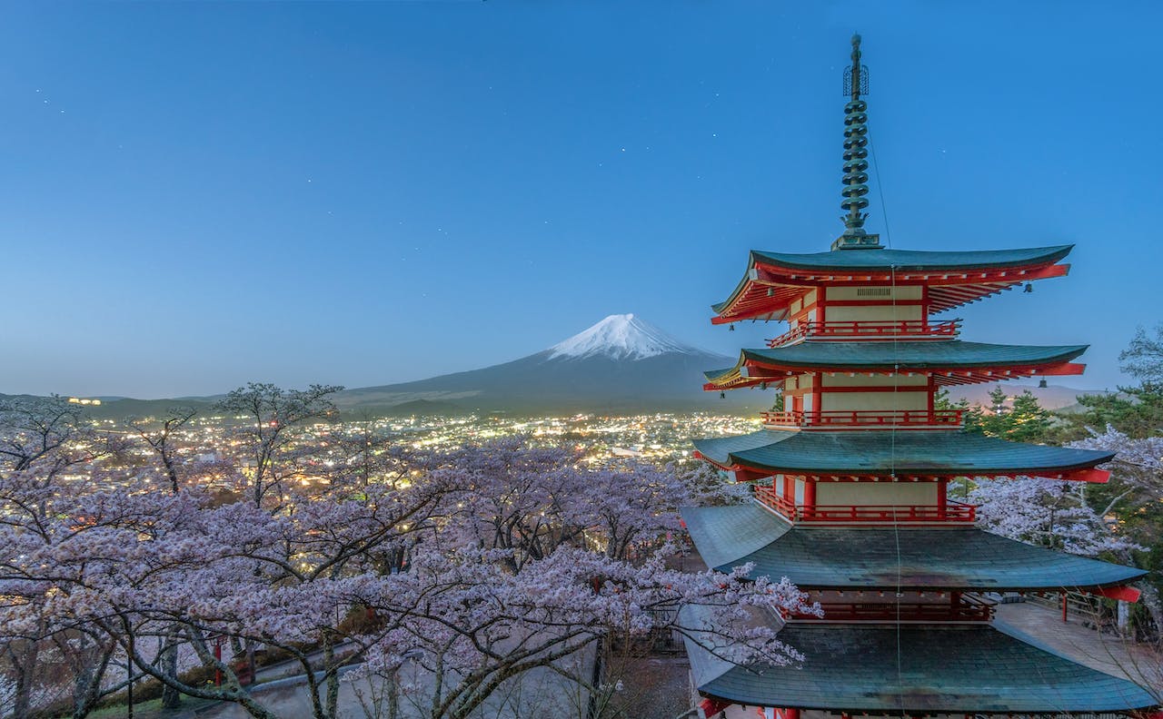 Edificio frente al monte Fuji Un edificio tradicional japonés con vistas al monte Fuji al fondo.