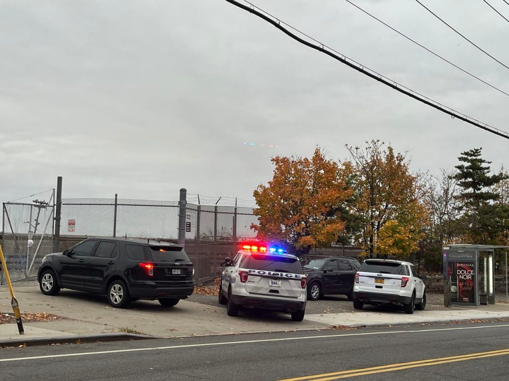 Las autoridades responden al ferrocarril de Staten Island en Clifton, Stapleton.  Trenes retrasados ​​por las prisas del jueves por la mañana
