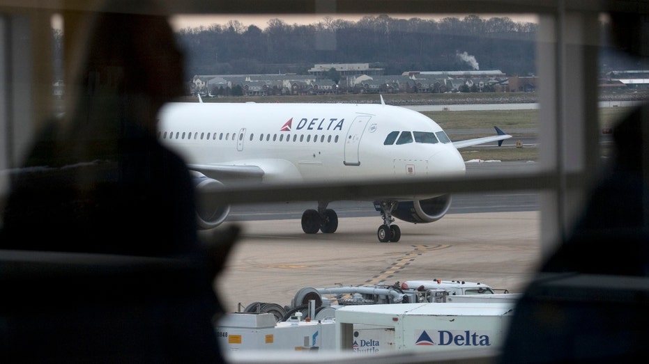 Un jet de Delta Airlines Inc. taxis en el Aeropuerto Internacional Ronald Reagan.