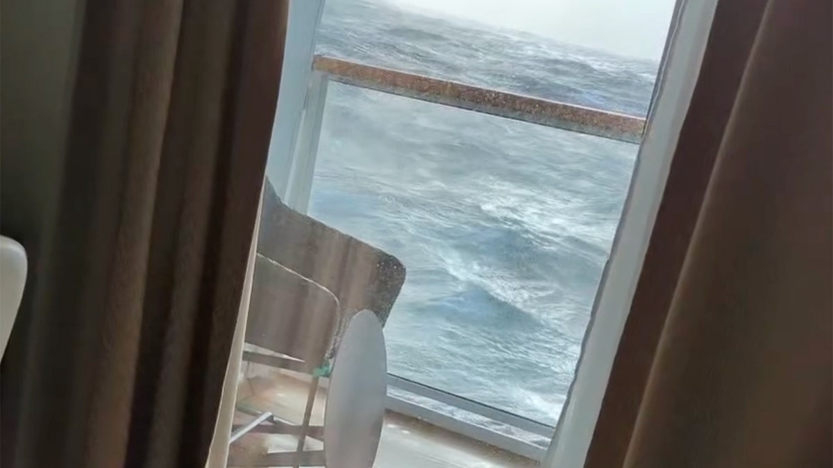 El crucero Spirit of Discovery se enfrenta a olas agitadas.