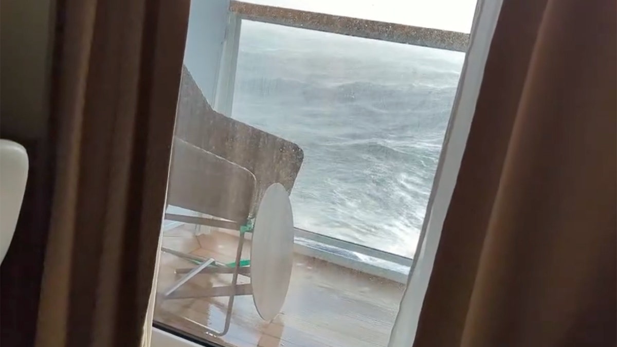Se pueden ver ondas fuera del barco Spirit of Discovery.