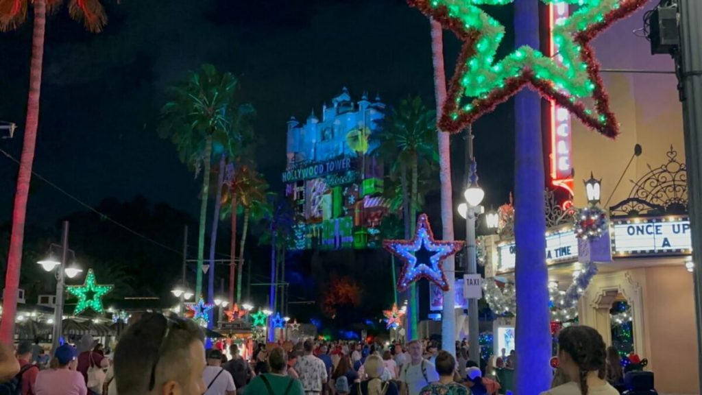 Fotos, video: El espectáculo de proyección navideña Sunset Season’s Greetings regresa a Disney’s Hollywood Studios para 2023