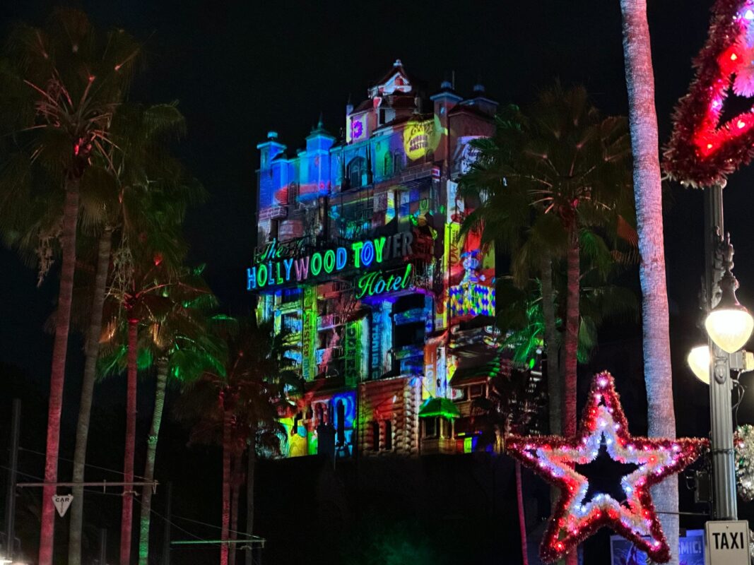 Fotos, video: Sunset Season's Greetings Holiday Projection Show regresa a Disney's Hollywood Studios 2 para 2023 Saludos Sunset Seasons Hollywood Toy Hotel 2023 DHS 1