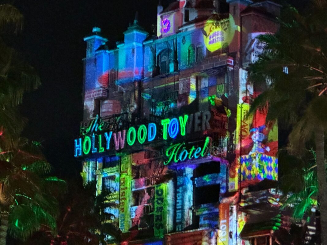 Fotos y vídeo: El espectáculo de proyección navideña Sunset Seasons Greetings regresa a Disney's Hollywood Studios 3 para 2023 Saludos Sunset Seasons Hollywood Toy Hotel 2023 DHS 3