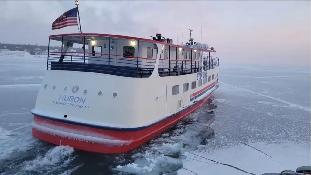 El ferry Mighty Huron de la isla Mackinac ha comenzado un cronograma de cruces de invierno.