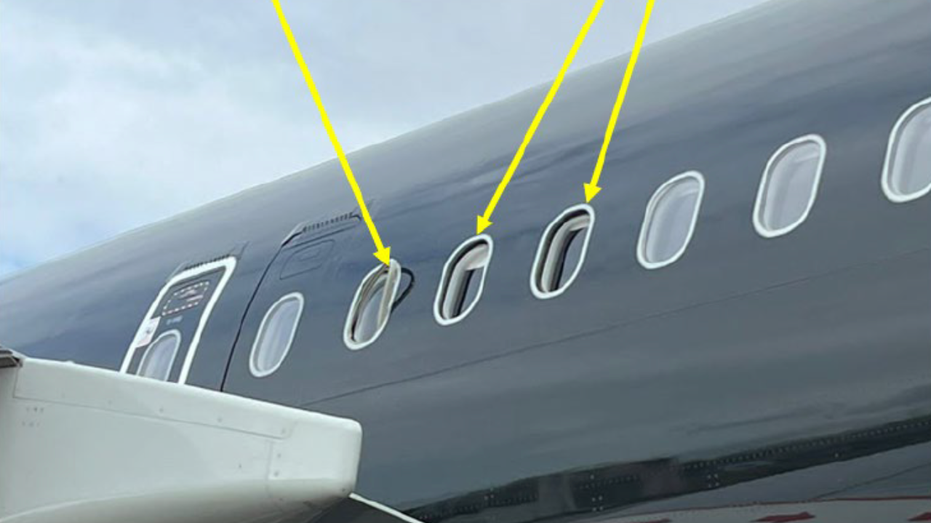 Faltan dos cristales de las ventanillas del avión.