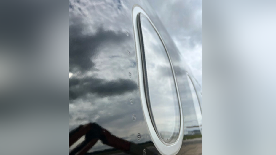 Un panel de ventana se extiende a lo largo del avión.