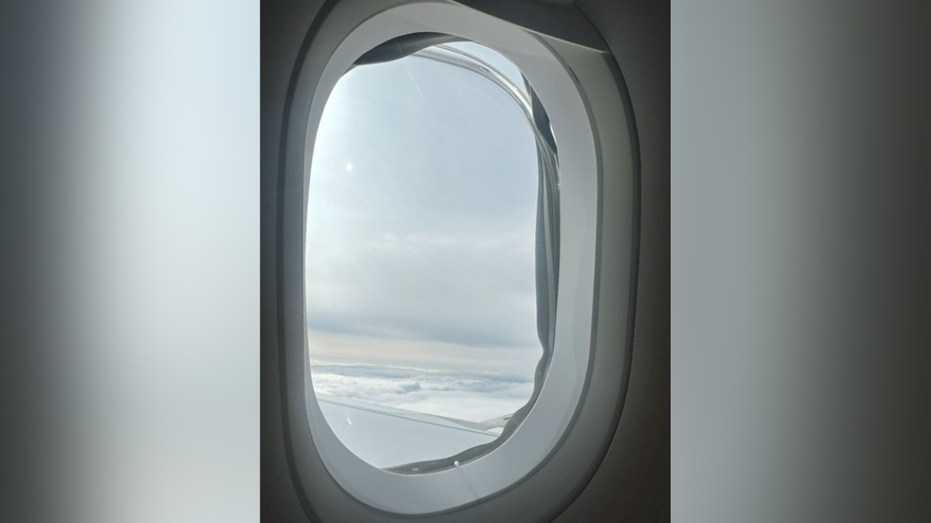 Un avión que viajaba a una altitud de 14.000 pies se vio obligado a dar marcha atrás después de que los pasajeros vieron una cabina «ruidosa y fría».