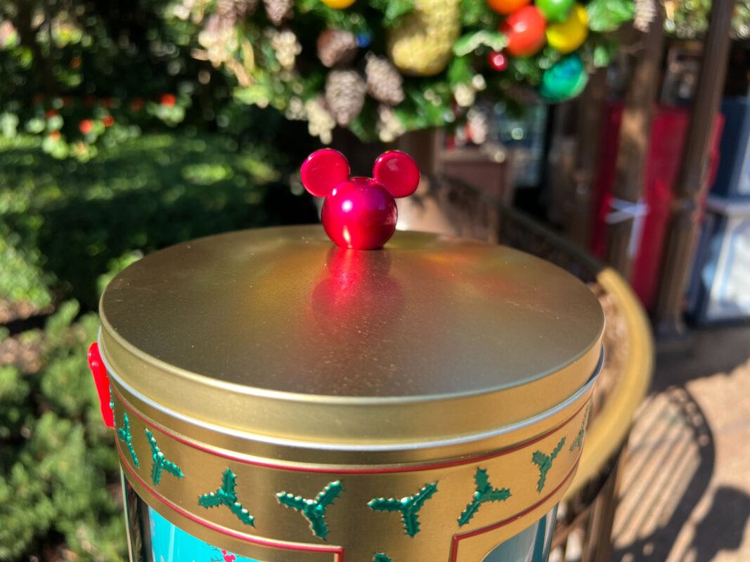 La nueva lata giratoria musical dorada de palomitas de maíz debuta en Magic Kingdom para la temporada 10 de la temporada navideña de 2023. WDW 2023 Lata Giratoria Musical Dorada para Palomitas 1