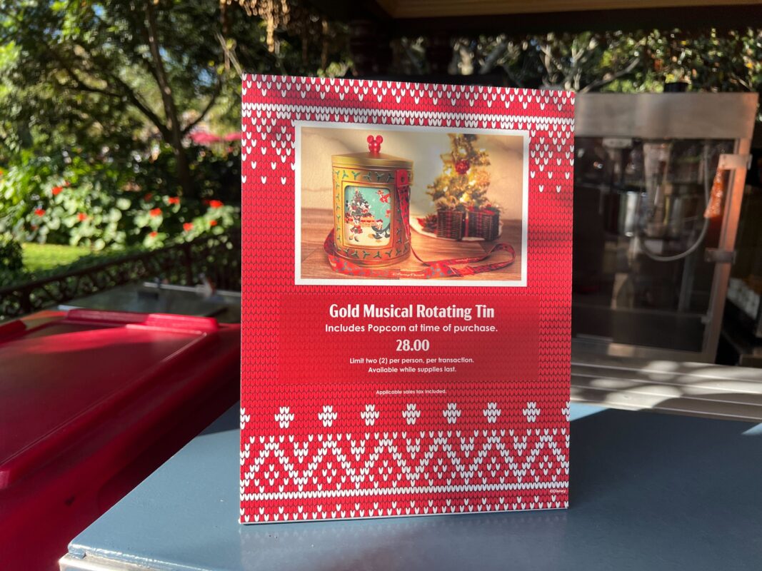 La nueva lata giratoria de palomitas de maíz Gold Musical debuta en Magic Kingdom para la temporada 2 de la temporada navideña de 2023. WDW 2023 Lata Giratoria Musical Dorada para Palomitas de Maíz 12