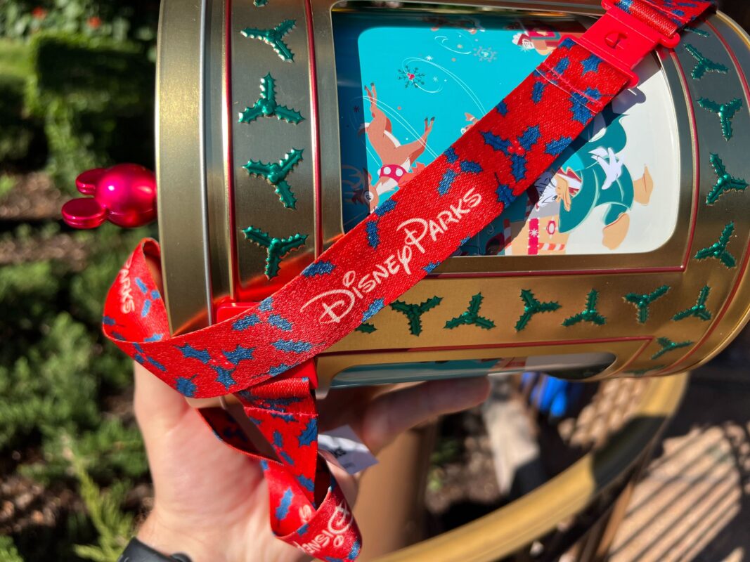 La nueva lata giratoria musical dorada de palomitas de maíz debuta en la novena temporada navideña de 2023 en Magic Kingdom. WDW 2023 Lata Giratoria Musical Dorada para Palomitas 15