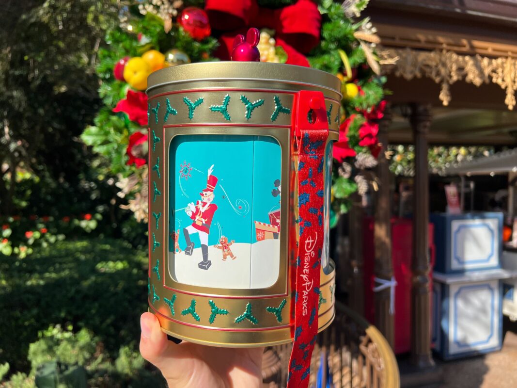La lata giratoria de palomitas de maíz musical New Gold debuta en Magic Kingdom para la temporada 8 de la temporada navideña de 2023. WDW 2023 Lata Giratoria Musical Dorada para Palomitas 16