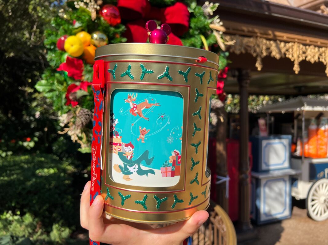 La nueva lata giratoria musical dorada de palomitas de maíz debuta en la séptima temporada navideña de 2023 en Magic Kingdom. WDW 2023 Lata Giratoria Musical Dorada para Palomitas 17