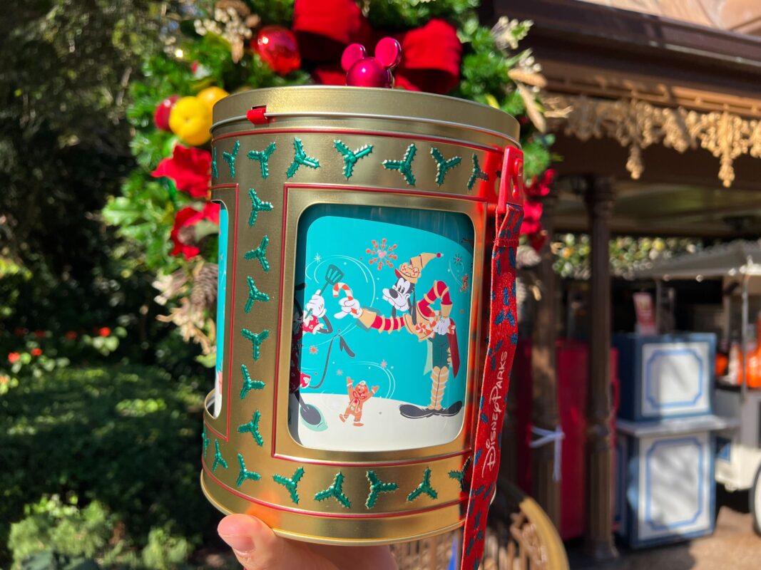 La nueva lata giratoria musical dorada de palomitas de maíz debuta en Magic Kingdom para la temporada 6 de la temporada navideña de 2023. WDW 2023 Lata Giratoria Musical Dorada para Palomitas 19