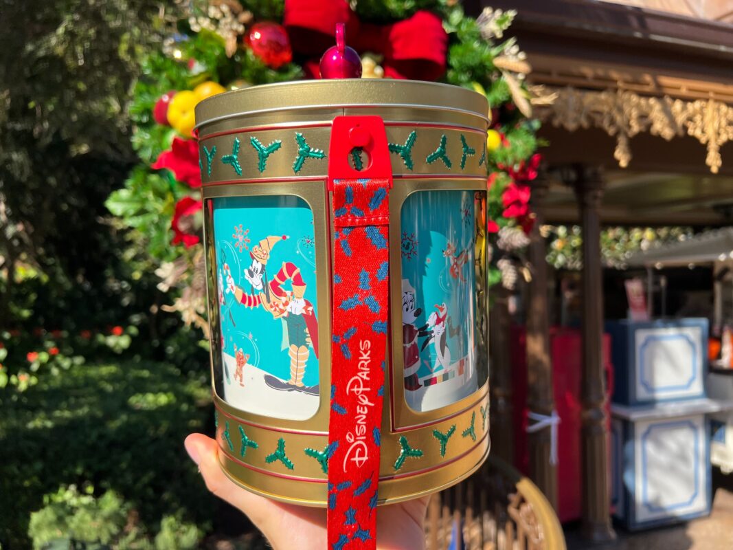 La nueva lata giratoria musical dorada de palomitas de maíz debuta en Magic Kingdom para la temporada 5 de la temporada navideña de 2023. WDW 2023 Lata Giratoria Musical Dorada para Palomitas 20