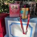 La nueva lata giratoria musical dorada para palomitas de maíz debuta en Magic Kingdom para la temporada navideña de 2023.