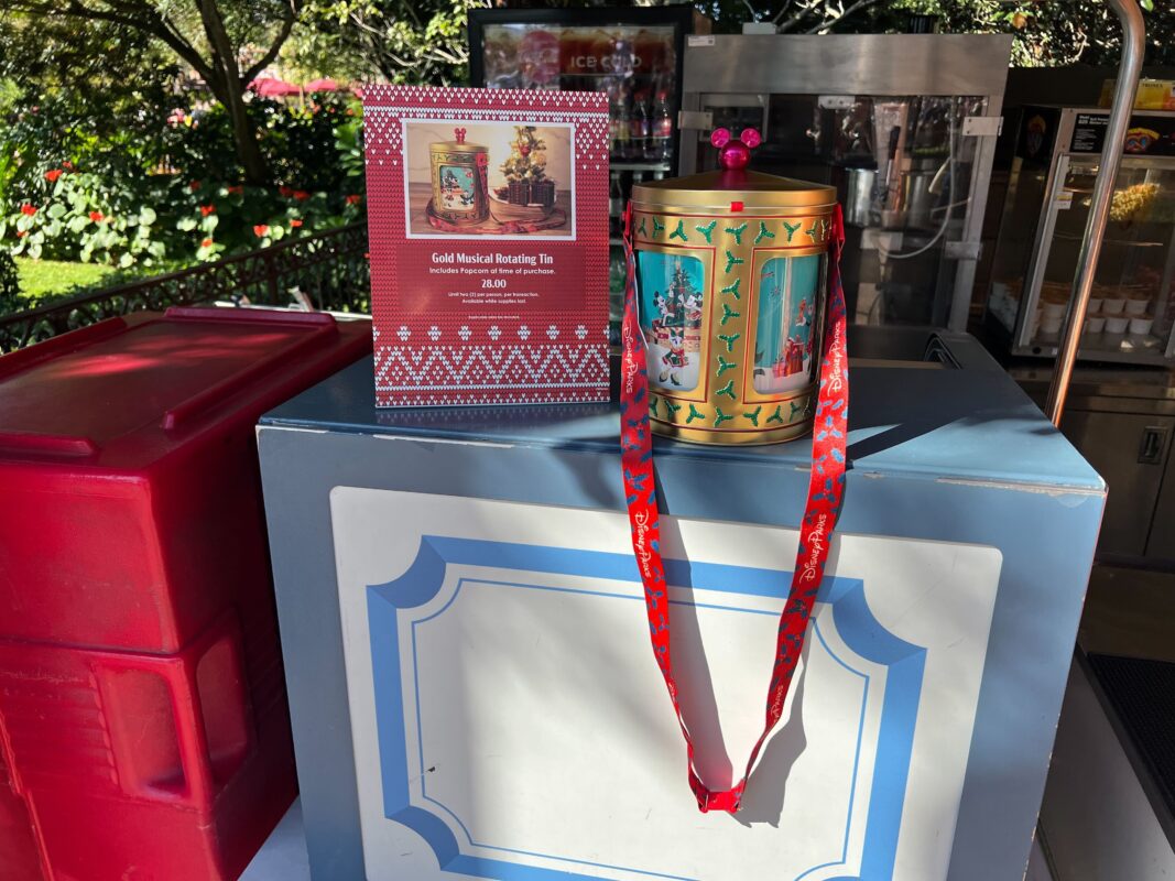 El nuevo musical dorado giratorio Popcorn Tin debuta en Magic Kingdom para la temporada 1 de la temporada navideña de 2023. WDW 2023 Lata Giratoria Musical Dorada para Palomitas 21