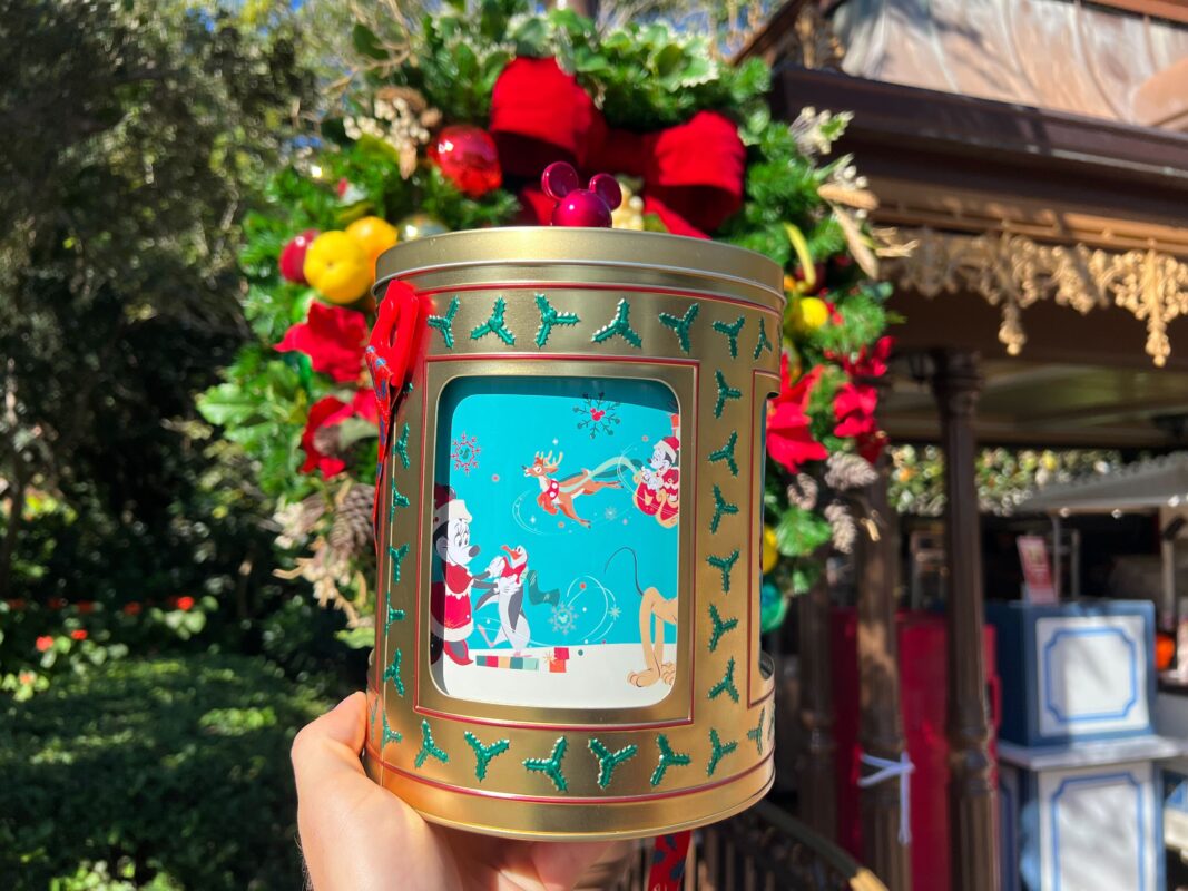 La nueva lata giratoria musical dorada de palomitas de maíz debuta en Magic Kingdom para la temporada navideña 4 de 2023 WDW 2023 Lata Giratoria Musical Dorada para Palomitas de Maíz 22