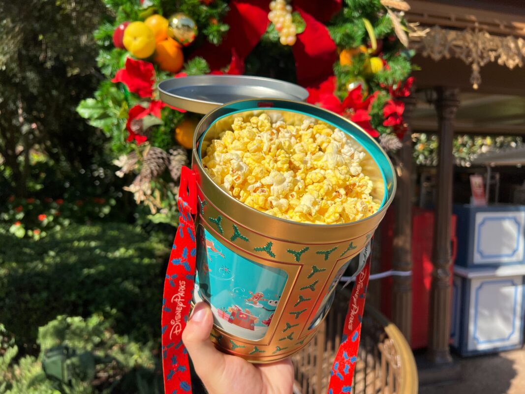 La lata giratoria de palomitas de maíz musical New Gold debuta en Magic Kingdom para la temporada 11 de la temporada navideña de 2023. WDW 2023 Lata Giratoria Musical Dorada para Palomitas 4
