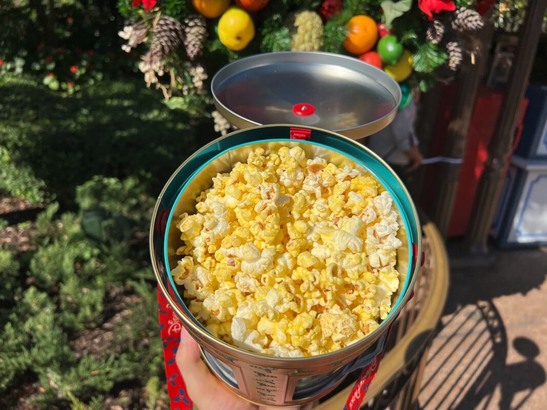 La nueva lata giratoria musical dorada de palomitas de maíz debuta en Magic Kingdom para la temporada navideña 2023 12 WDW 2023 Lata Giratoria Musical Dorada para Palomitas de Maíz 8