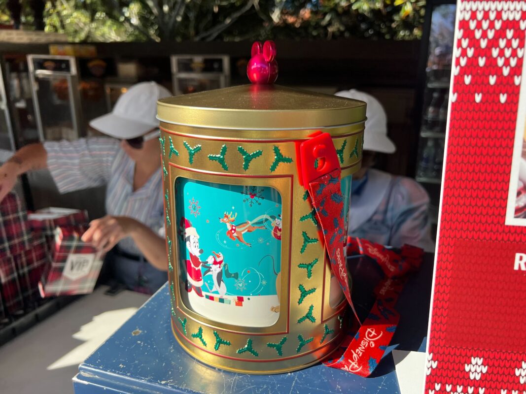 La nueva lata giratoria musical dorada para palomitas de maíz debuta en Magic Kingdom para la temporada 3 de la temporada navideña de 2023. WDW 2023 Lata Giratoria Musical Dorada para Palomitas 9