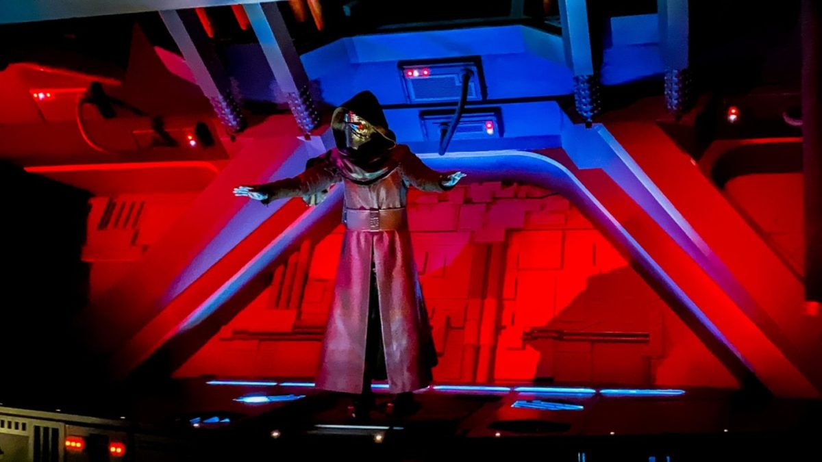 Visitantes haciendo fila en Disney, enumerando las atracciones de Jollywood Nights, los comerciales de Mickey's Very Merry Christmas Party, los batidos de bastón de caramelo y más: resumen diario (7/11/23) 2 Kylo Ren en Star Wars: Rise of the Resistance en Disney's Hollywood Studios