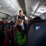 Delta Airlines defiende a una azafata que negó alojamiento debido a la alergia al maní de un pasajero