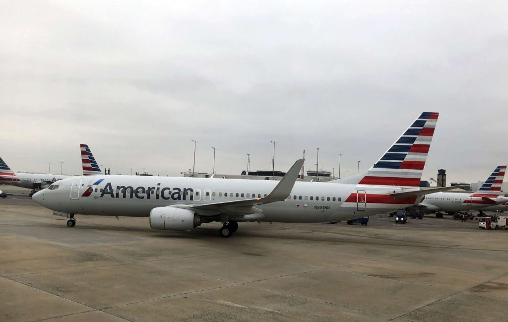 Madre demanda a American Airlines y afirma que sus hijos no acompañados «fueron mantenidos en una celda de prisión»