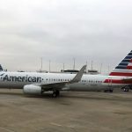 Madre demanda a American Airlines y afirma que sus hijos no acompañados «fueron mantenidos en una celda de prisión»