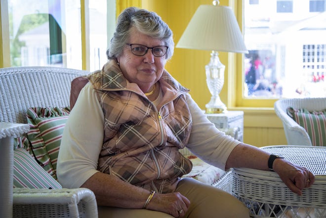 Margaret M. Dodd, alcaldesa de la isla Mackinac dentro del hotel Windermere el 21 de julio de 2021.