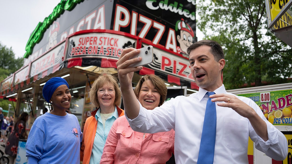 El secretario de Transporte, Pete Buttigieg, realiza una videoconferencia en vivo mientras visita la Feria Estatal de Minnesota con la representante Ilhan Omar, la senadora Tina Smith y la senadora Amy Klobuchar, el jueves 25 de agosto de 2022, en Falcon Heights, Minnesota.  El secretario de Transporte de Estados Unidos, Pete Buttigieg, se encuentra en una gira de cuatro días por seis estados para destacar los proyectos de infraestructura financiados con dólares federales en la Ley de Infraestructura de la administración Biden.  (Foto de Glenn Staub/Star Tribune vía Getty Images)