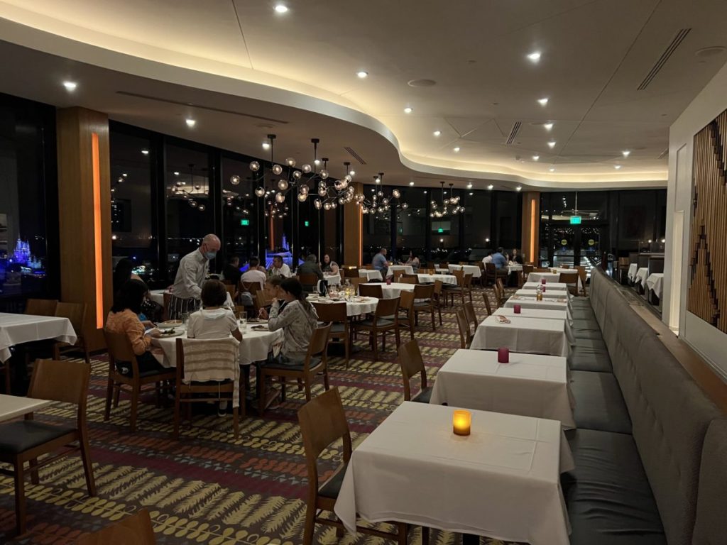‘Alicia en el país de las maravillas’ – La próxima fiesta de Nochevieja en California Grill en Disney’s Contemporary Resort costará $799+.