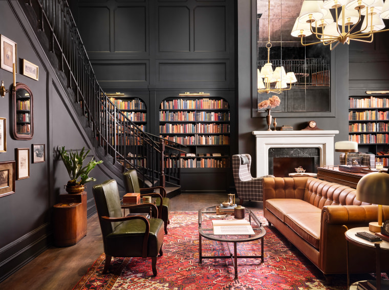 El hotel cuenta con una biblioteca de dos pisos de 1928 para disfrute de los huéspedes.