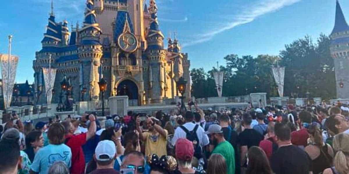 Multitudes se reúnen alrededor del Castillo de Cenicienta en Magic Kingdom en Disney World
