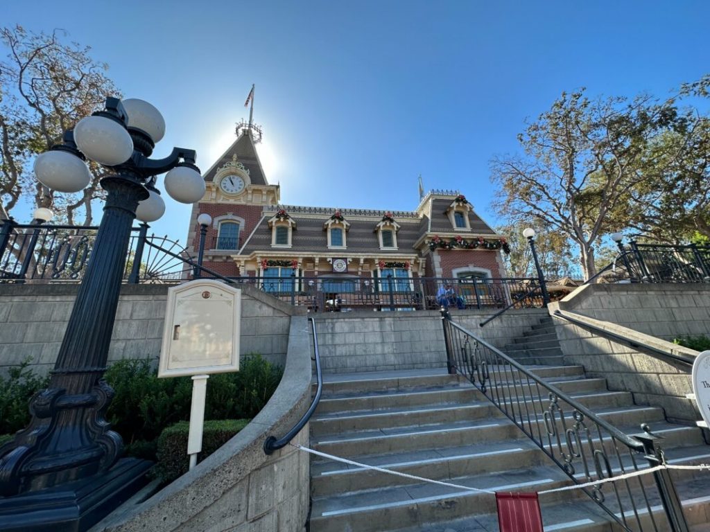 Tres trenes de Disneyland Railroad corrieron juntos por primera vez desde el incendio de la estación y abrieron a última hora de la tarde.