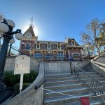 Tres trenes de Disneyland Railroad corrieron juntos por primera vez desde el incendio de la estación y abrieron a última hora de la tarde.