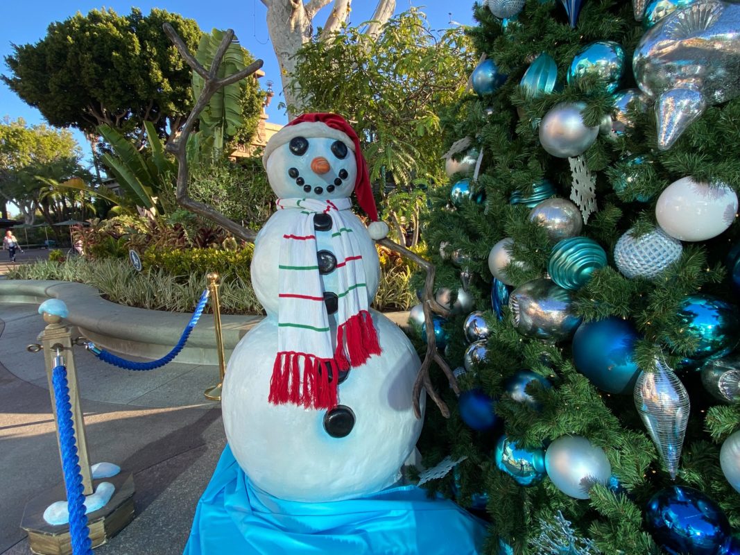 Muñeco de nieve con árbol de Navidad en Downtown Disney District