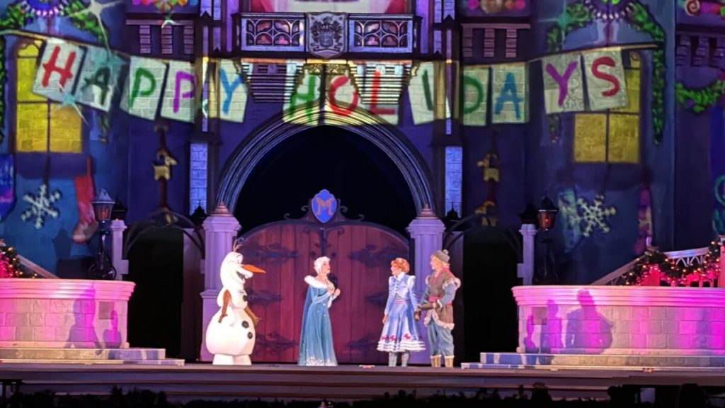 Invitados haciendo fila en Disney, enumerando las atracciones de Jollywood Nights, los comerciales de la fiesta de Navidad de Mickey, los batidos de bastón de caramelo y más: The Daily Recap (7/11/23)