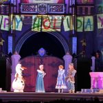 Invitados haciendo fila en Disney, enumerando las atracciones de Jollywood Nights, los comerciales de la fiesta de Navidad de Mickey, los batidos de bastón de caramelo y más: The Daily Recap (7/11/23)