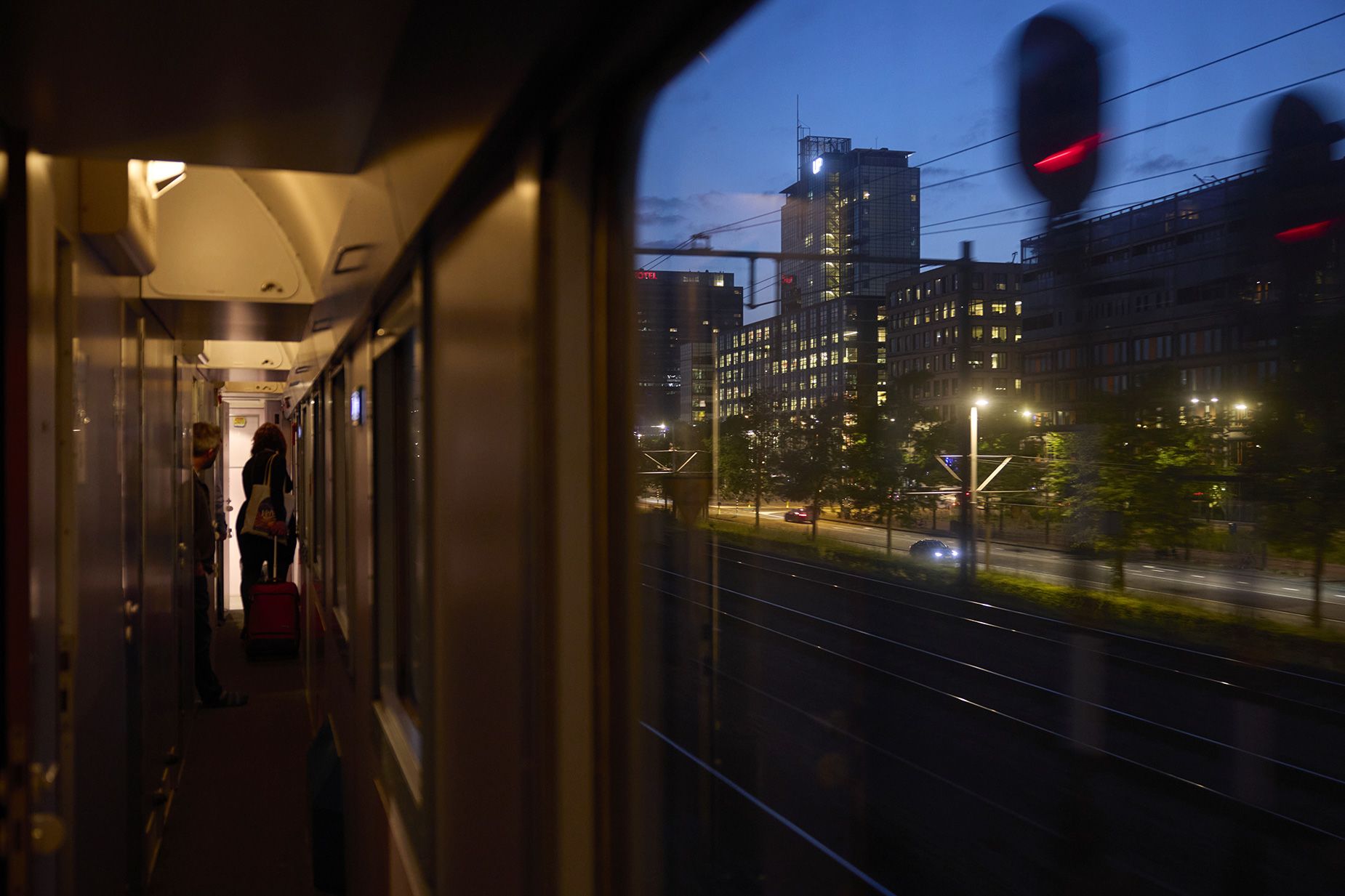Un pasajero se dirige a su cabina a bordo del servicio de tren Goodnight operado por European Sleeper cuando sale de Ámsterdam.  El éxito o el fracaso de un nuevo servicio de tren nocturno de Bruselas a Berlín podría sentar un precedente para futuras rutas.