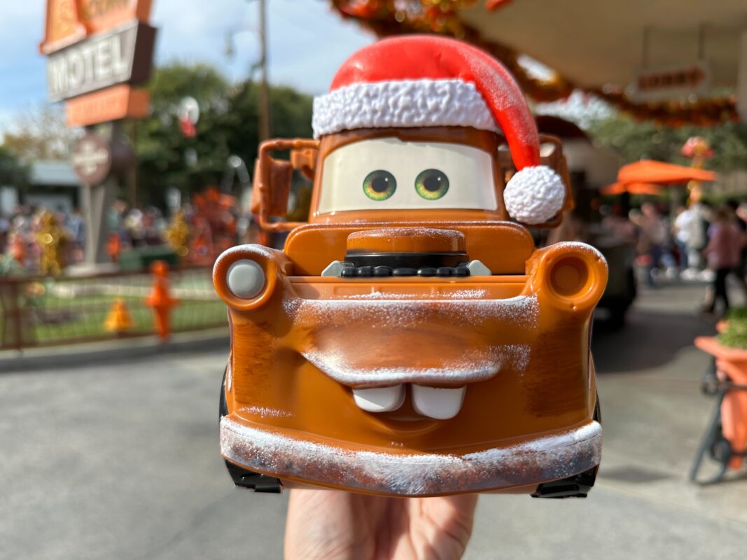 Foto de : Disney California Adventure 2 Cubo navideño para palomitas de maíz de dos metros dca2023 0418