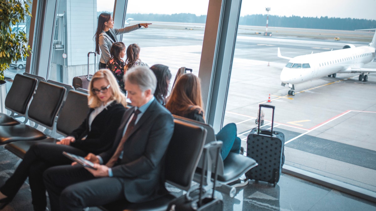 La gente está esperando en el aeropuerto.