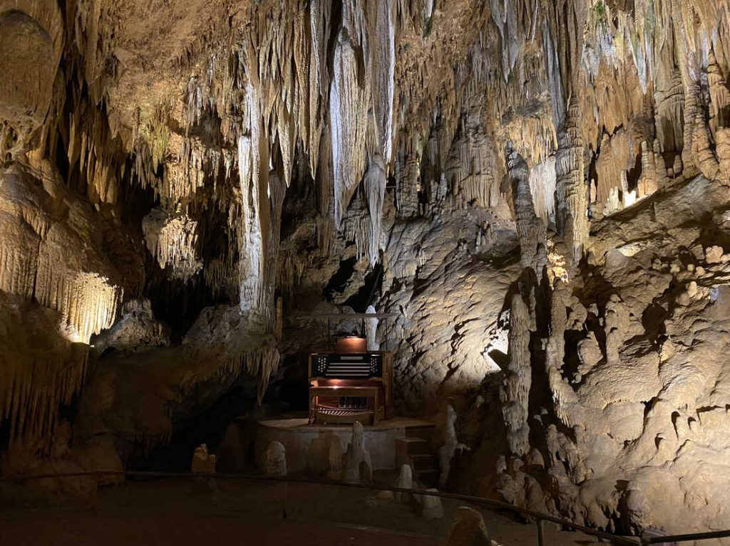 El instrumento musical más grande del mundo está bajo tierra en una cueva en Virginia: NPR