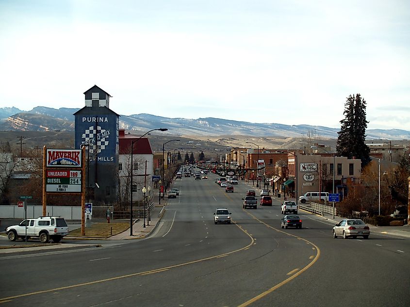 Los coches circulan por las calles de la ciudad de Lander, Wyoming.