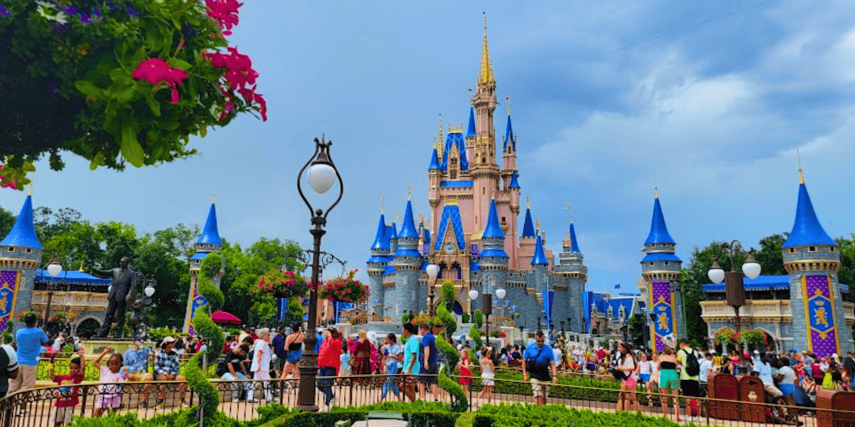Castillo de Cenicienta de Disney World Magic Kingdom con visitantes parados frente al castillo durante el día