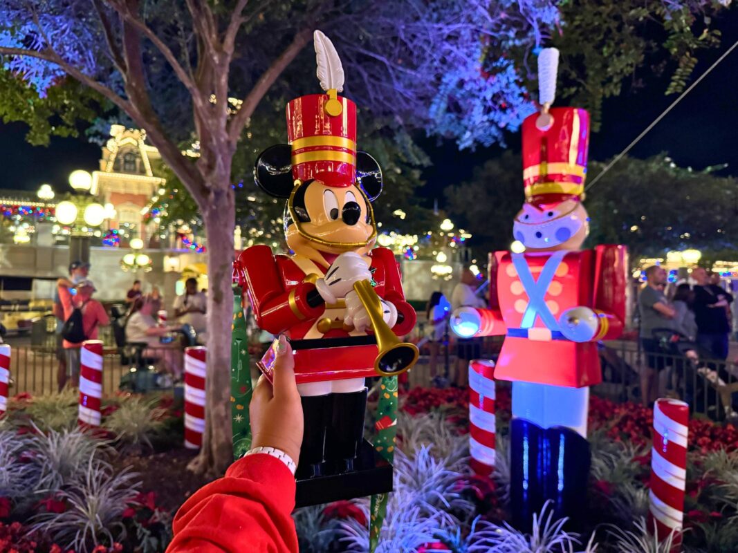 El soldado de juguete de Mickey Mouse entra en Magic Kingdom para Popcorn Bucket Holidays 2 Cubo de palomitas de maíz Mickey Toy Soldier wdw2023