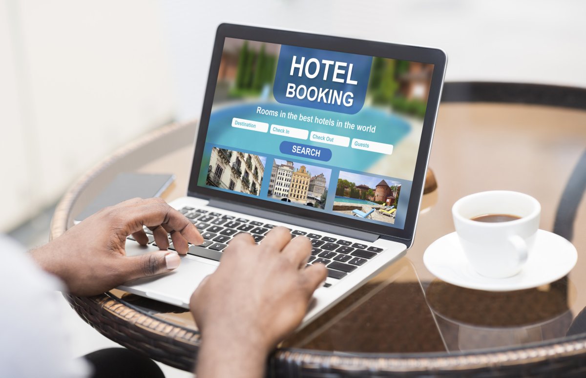 Una persona que busca un hotel en un sitio web.