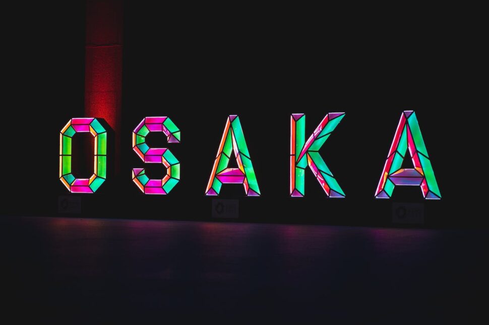 Un letrero de neón con la palabra Osaka. Un letrero de neón con la palabra Osaka.