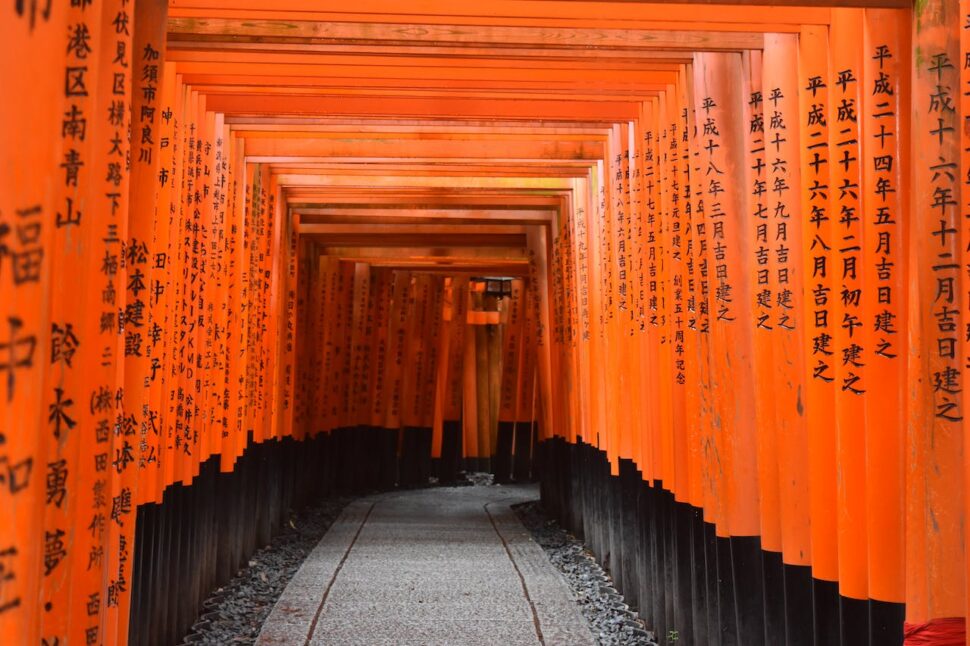 Santuario Kasuga Taisha en Kioto, Japón Una mirada al interior de uno de los santuarios Kasuga Taisha en Kioto, Japón.